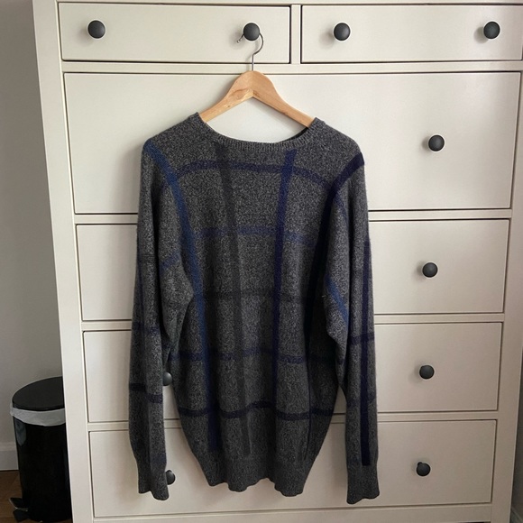 Clan Douglas 100% Cashmere Grey Plaid Sweater. Size Medium. Made in Scotland. - Picture 2 of 3